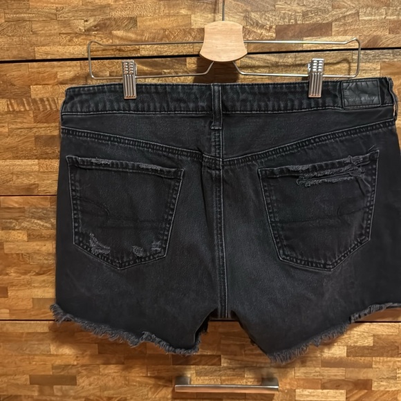 AMERICAN EAGLE tomgirl midi black distressed shorts - Picture 2 of 7